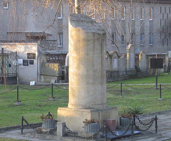 prace na terenie cmentarza zydowskiego